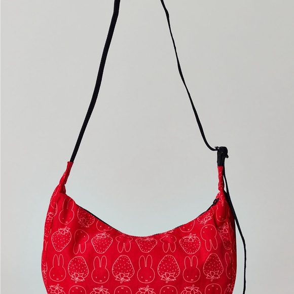 BAGGU Miffy UO Exclusive Medium Nylon Crescent Bag Strawberry NWT - Picture 4 of 6